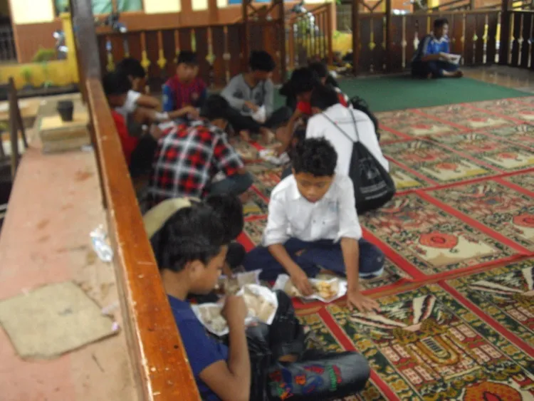 Foto keluarga yayasan himmata sedang makan bersama