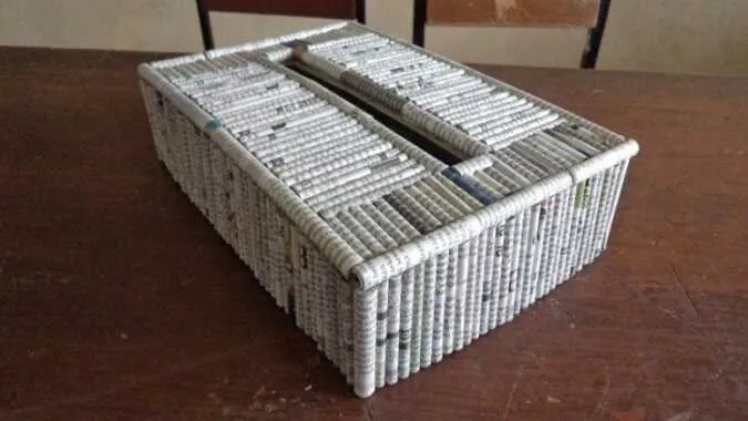 KERAJINAN TANGAN TEMPAT TISSUE DARI KORAN BEKAS